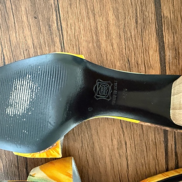 Dolce & Gabbana Yellow Heels Vibrant Style - Picture 8 of 8